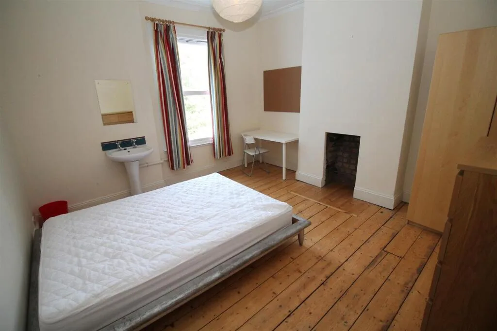 6 bedroom terraced house for rent