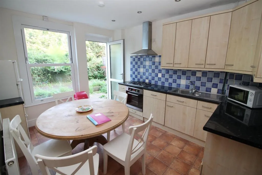 6 bedroom terraced house for rent