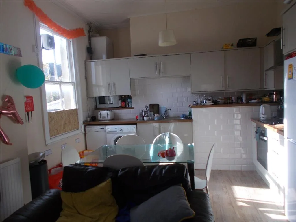 6 bedroom maisonette for rent