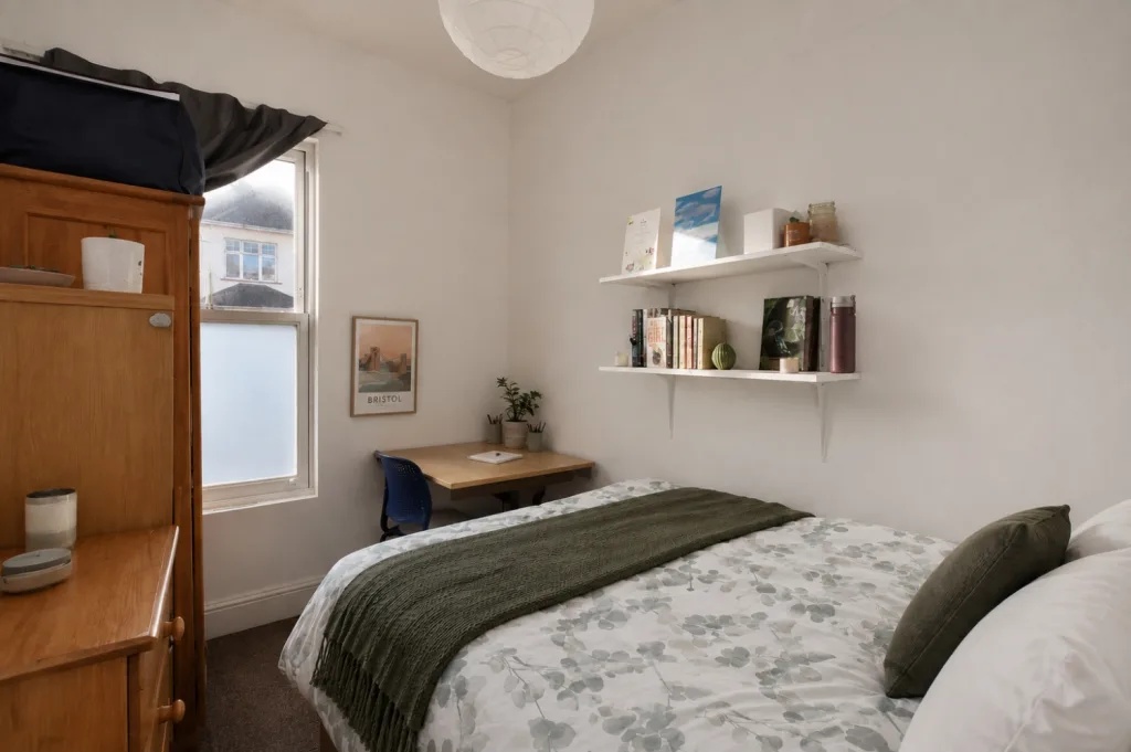 8 bedroom end of terrace house for rent