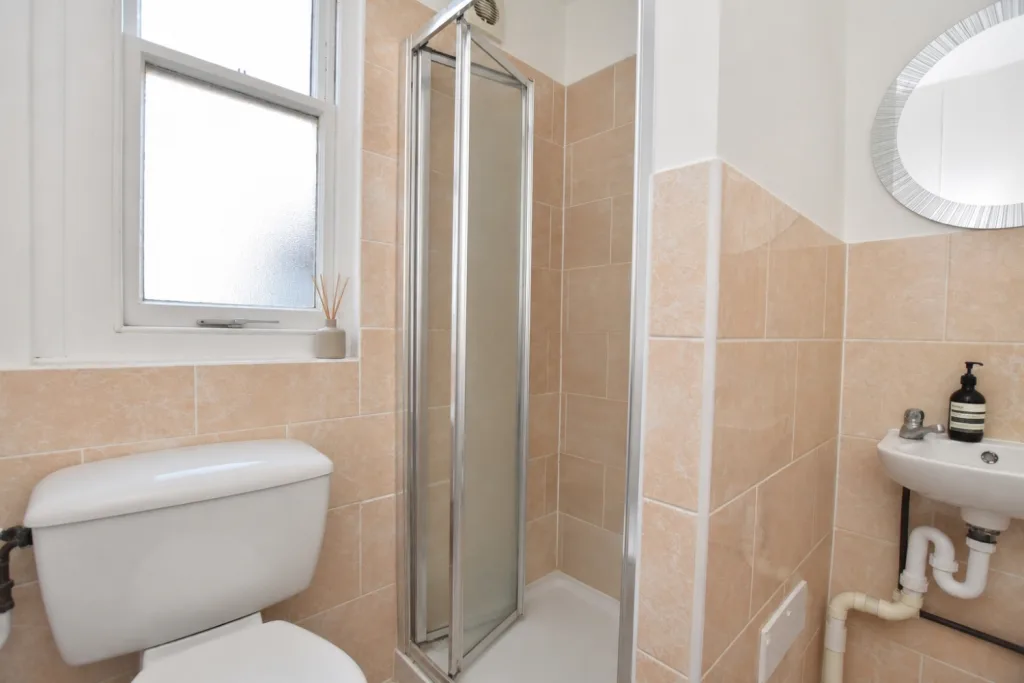 8 bedroom end of terrace house for rent