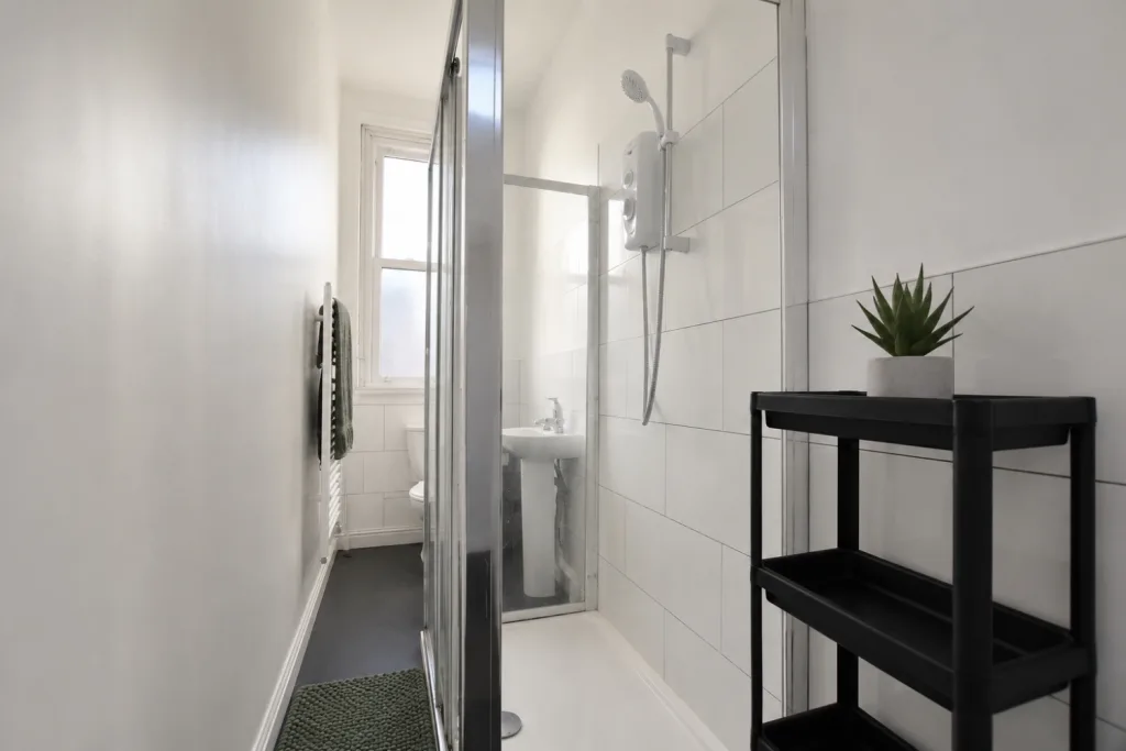 8 bedroom end of terrace house for rent