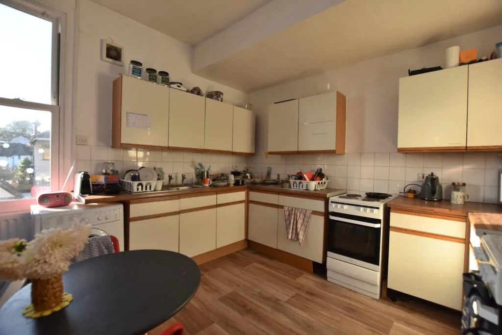 8 bedroom end of terrace house for rent