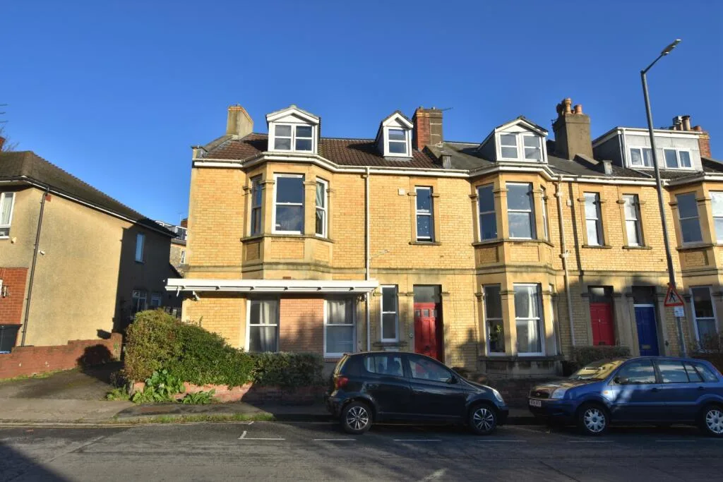 8 bedroom end of terrace house for rent