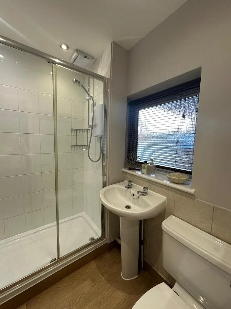4 bedroom link detached house for rent