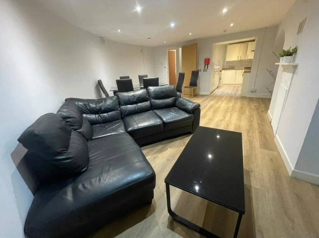 5 bedroom maisonette for rent