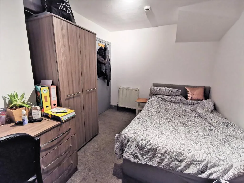 5 bedroom terraced house for rent