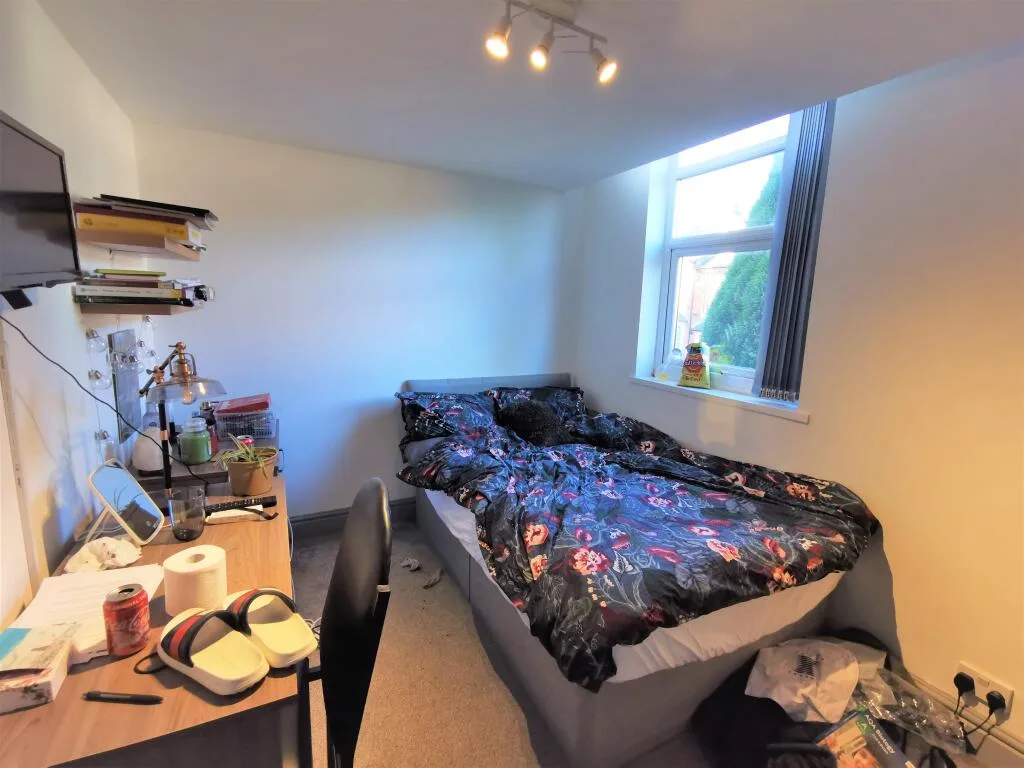 5 bedroom terraced house for rent