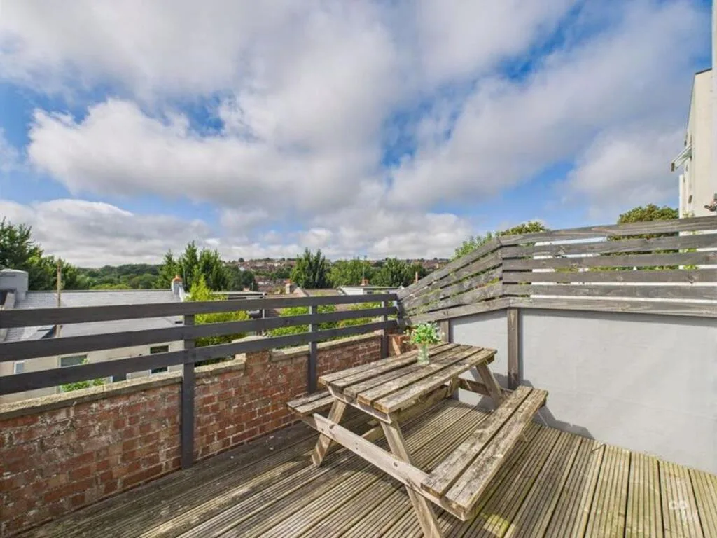 5 bedroom terraced house for rent