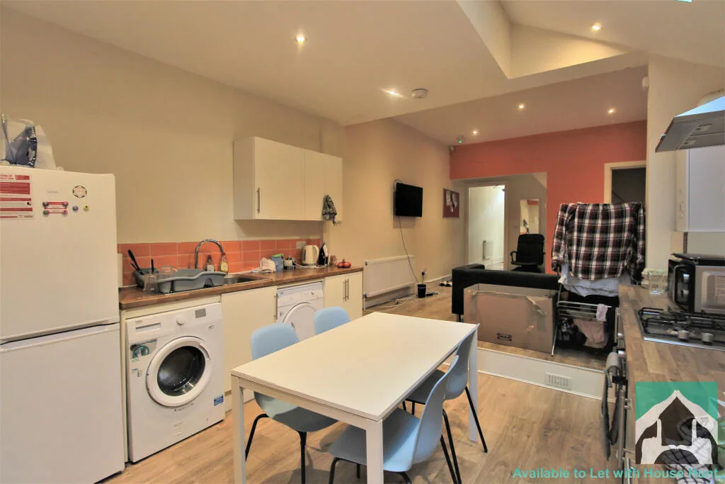 5 bedroom terraced house for rent