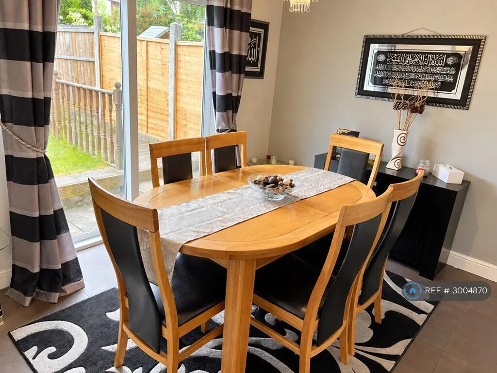 3 bedroom semi-detached house for rent