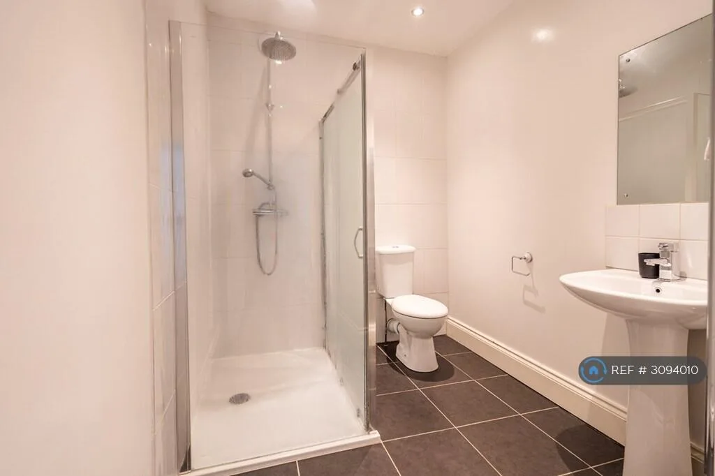 5 bedroom flat for rent