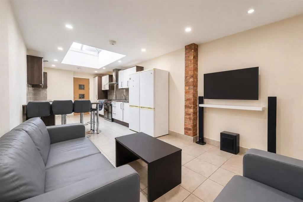 6 bedroom house for rent