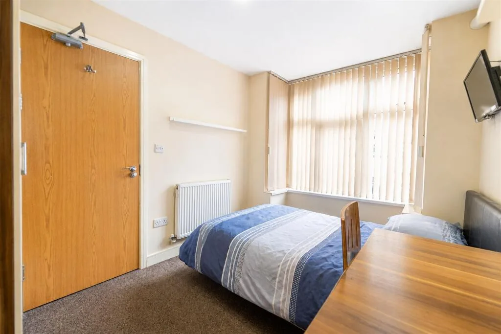 6 bedroom house for rent