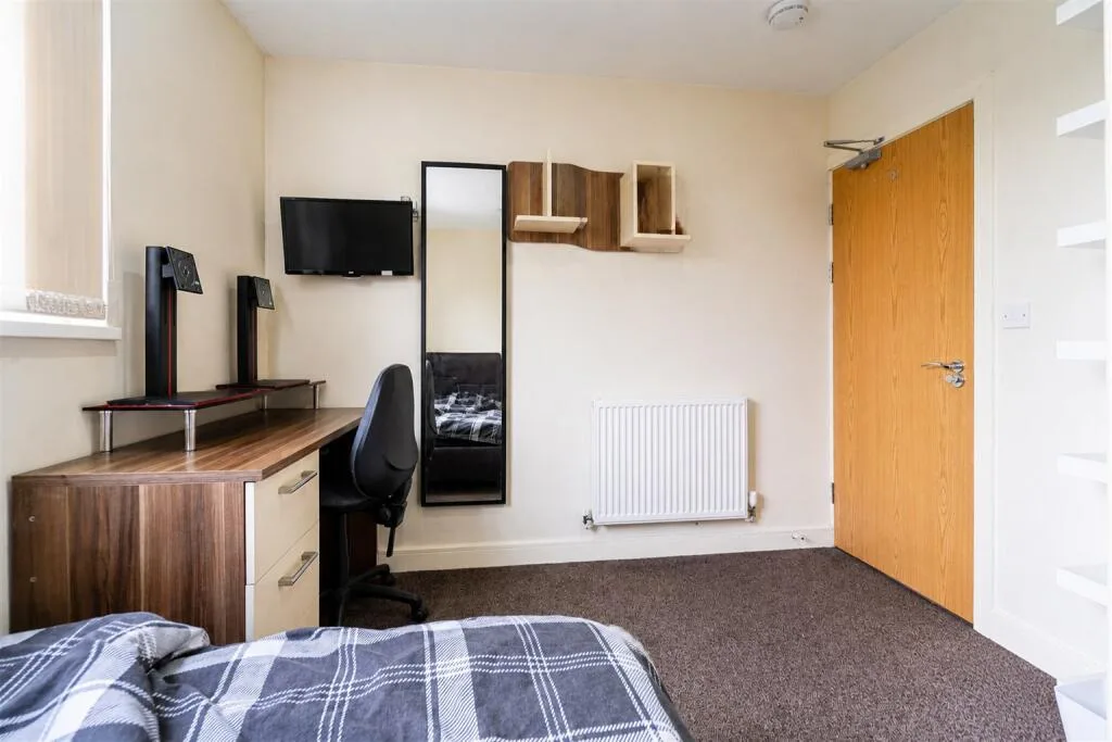 6 bedroom house for rent