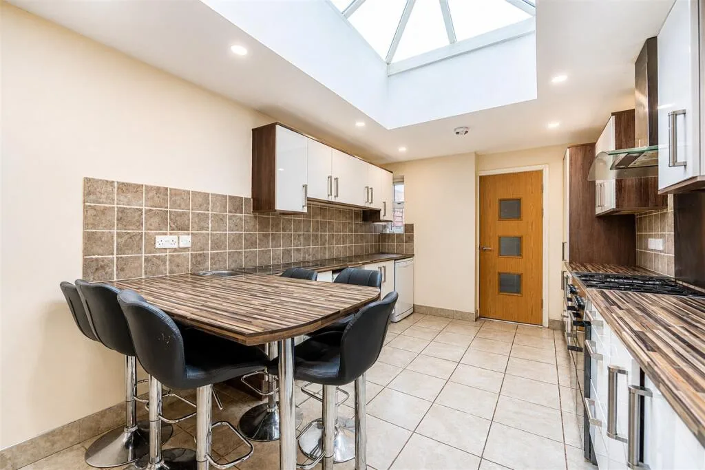 6 bedroom house for rent