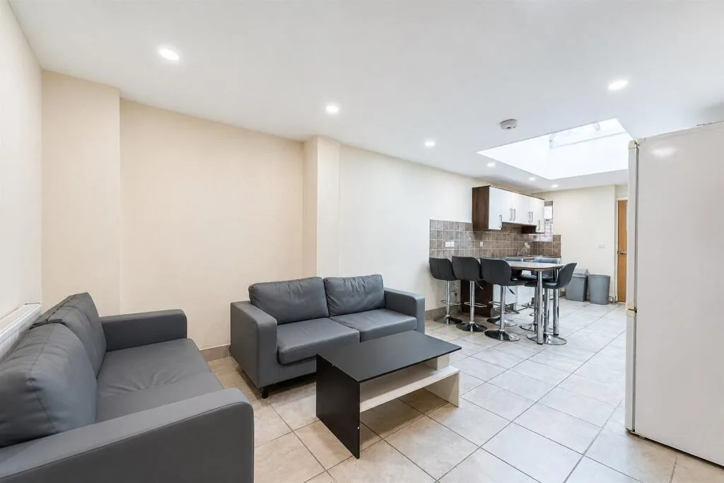 6 bedroom house for rent