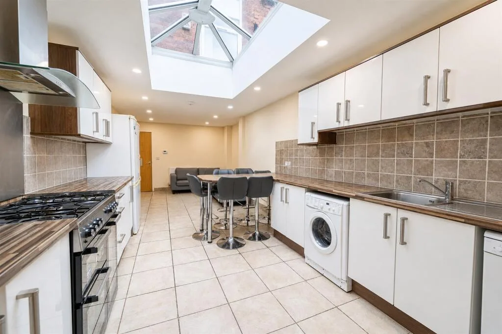 6 bedroom house for rent