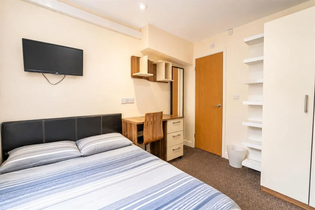 6 bedroom house for rent