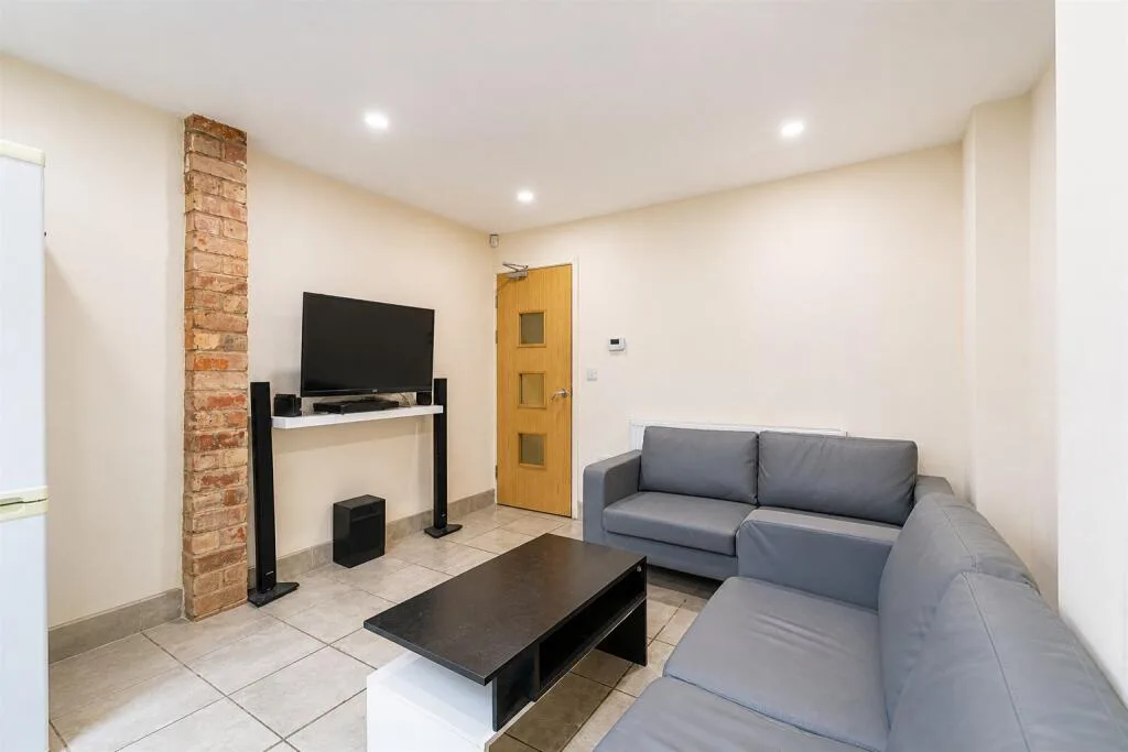 6 bedroom house for rent