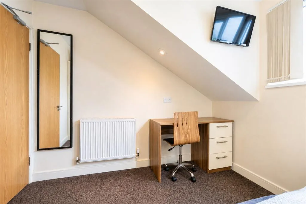 6 bedroom house for rent