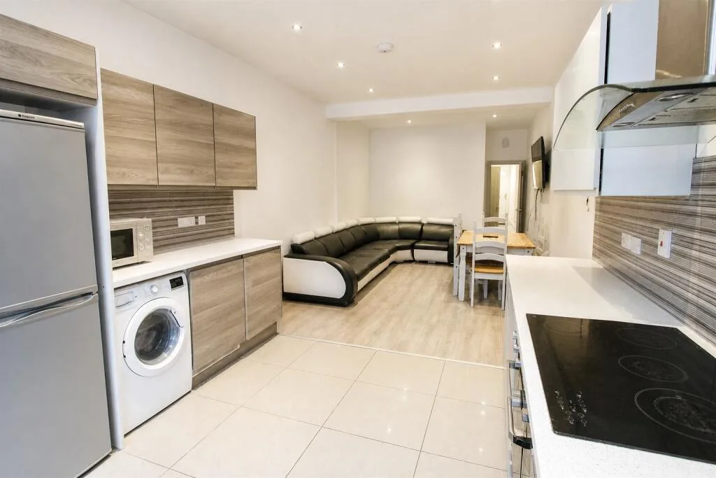 6 bedroom house for rent