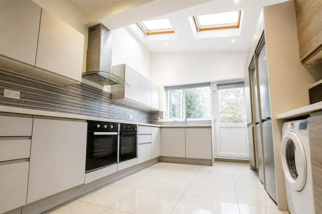 6 bedroom house for rent