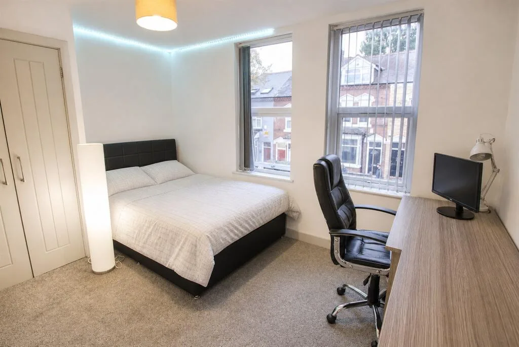 6 bedroom house for rent