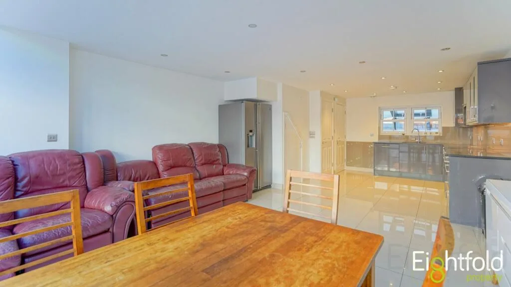 5 bedroom terraced house for rent