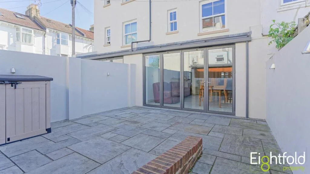 5 bedroom terraced house for rent