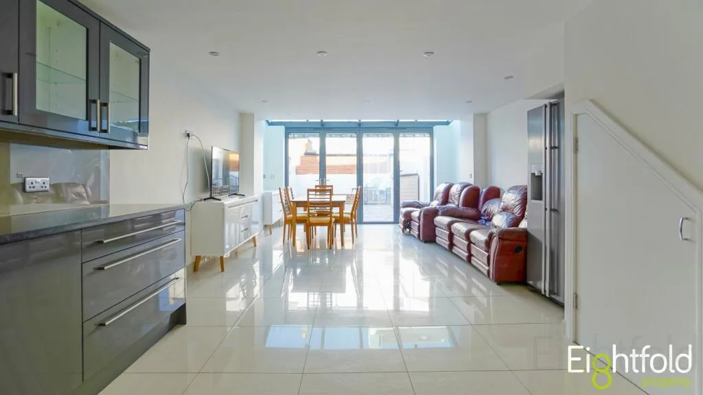 5 bedroom terraced house for rent