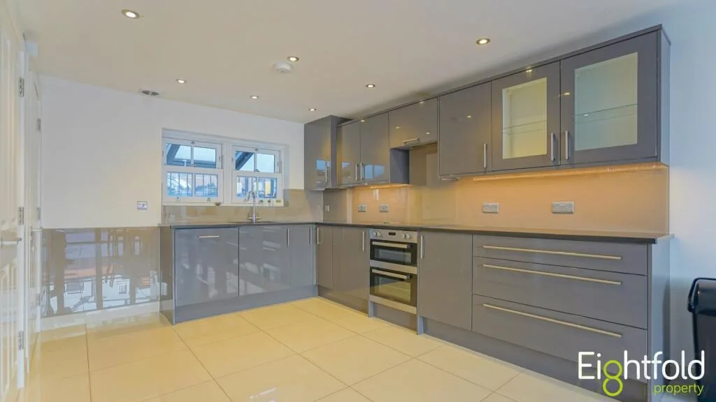 5 bedroom terraced house for rent