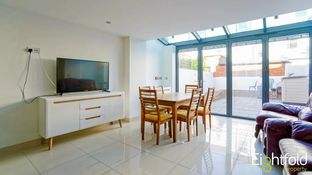 5 bedroom terraced house for rent