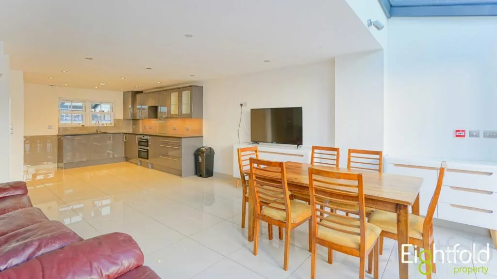 5 bedroom terraced house for rent
