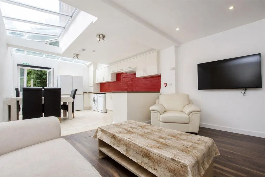 6 bedroom house for rent