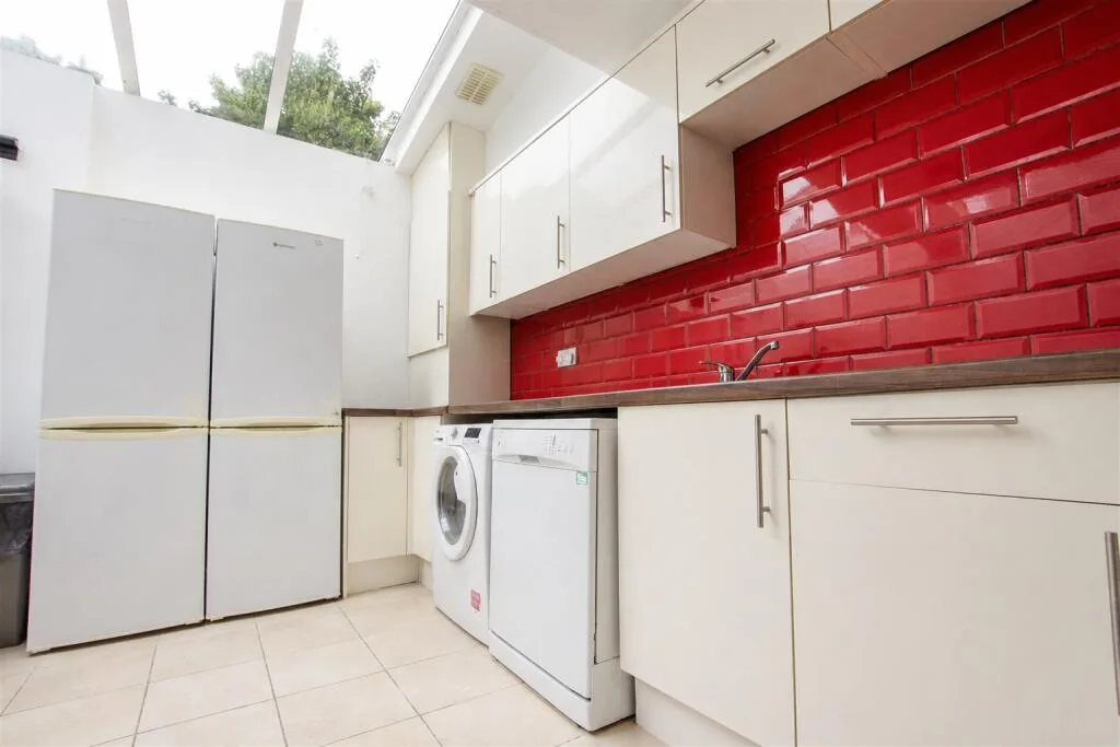 6 bedroom house for rent