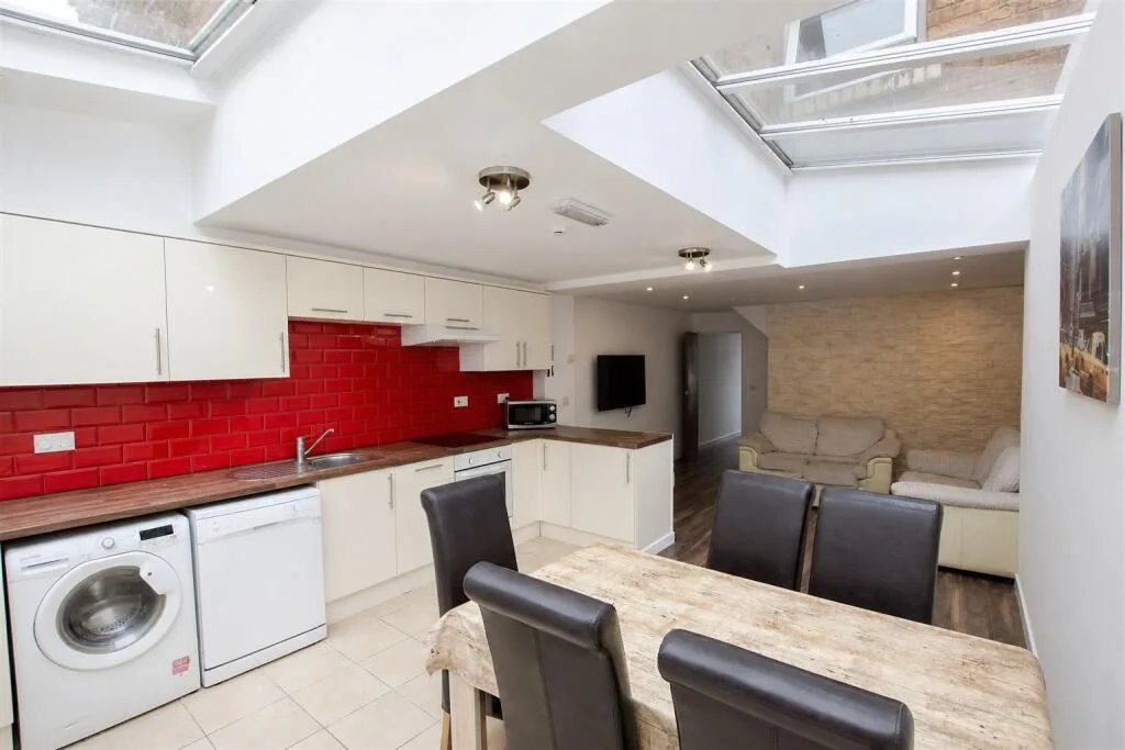 6 bedroom house for rent