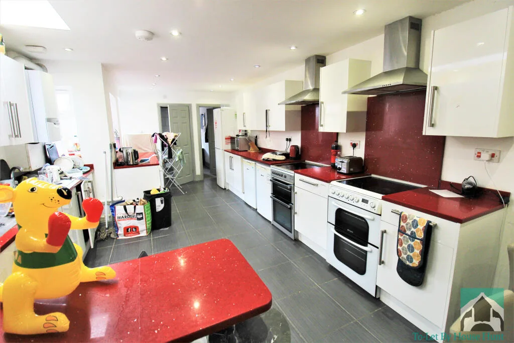 8 bedroom terraced house for rent