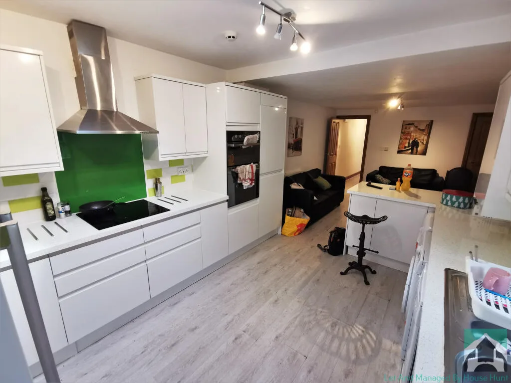6 bedroom terraced house for rent