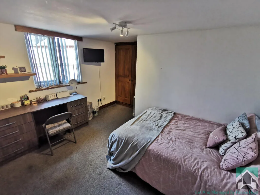6 bedroom terraced house for rent