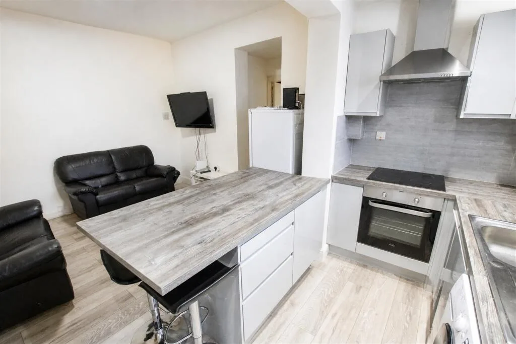5 bedroom house of multiple occupation for rent