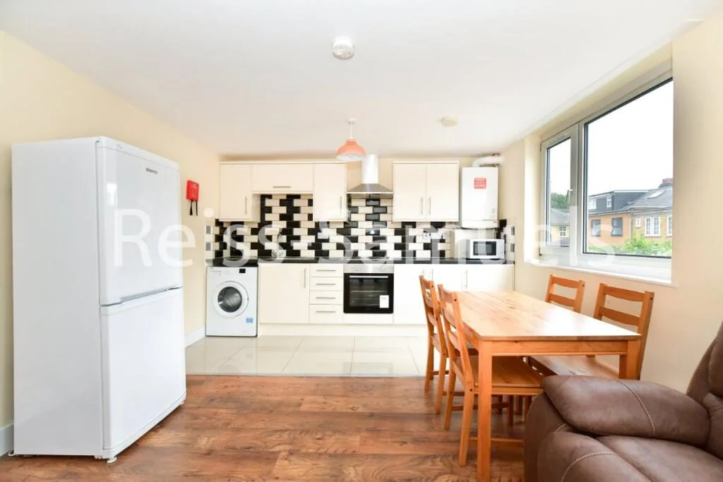 4 bedroom maisonette for rent