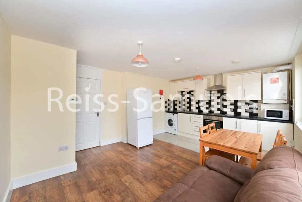 4 bedroom maisonette for rent