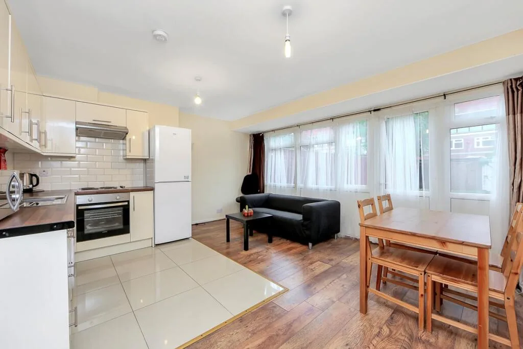 4 bedroom maisonette for rent