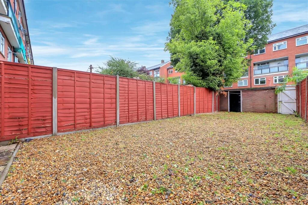 4 bedroom maisonette for rent