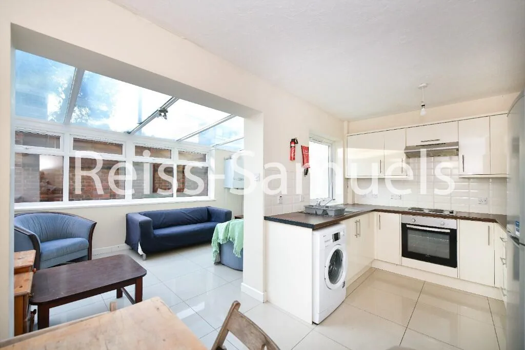 5 bedroom end of terrace house for rent