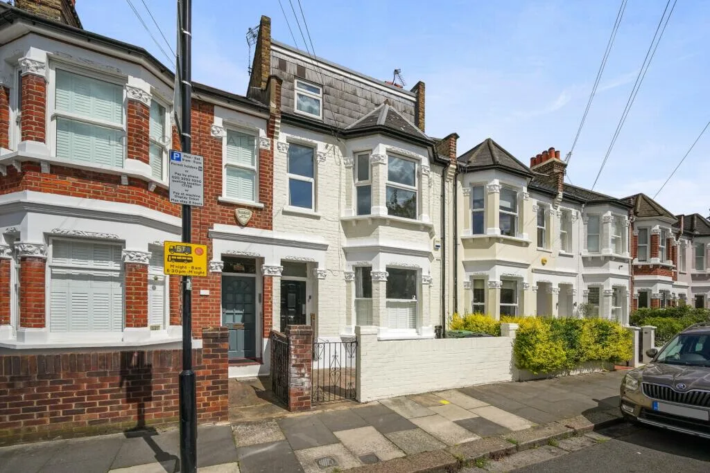 3 bedroom maisonette for rent