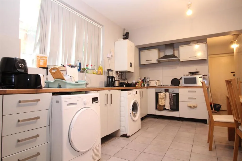 1 bedroom house share for rent
