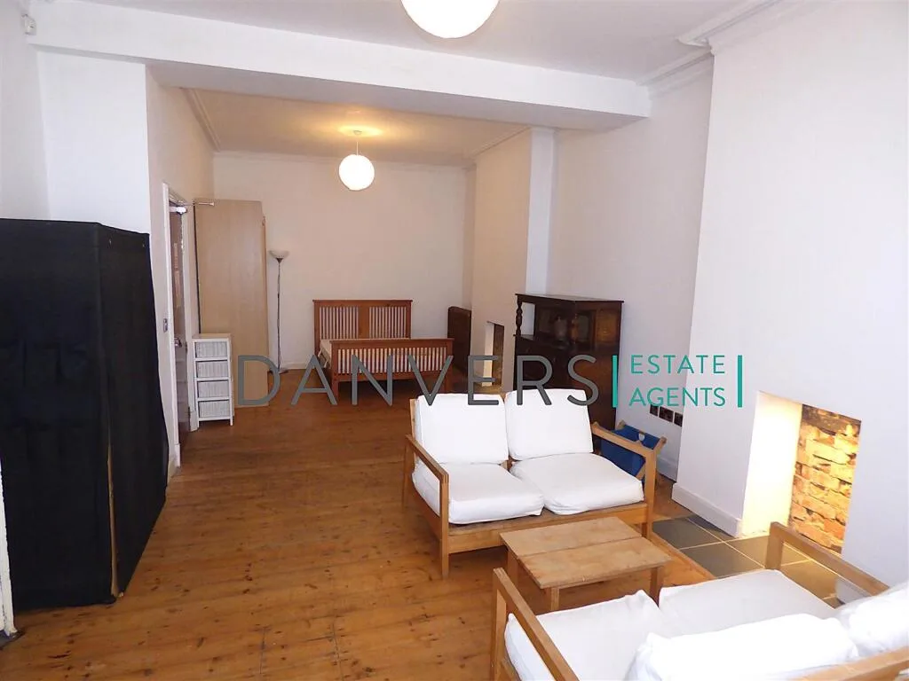 6 bedroom detached house for rent