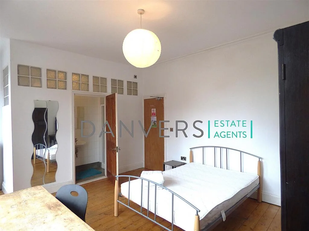6 bedroom detached house for rent